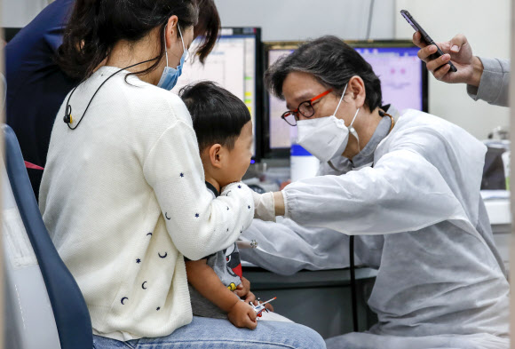 서울의 한 소아청소년과의원을 찾은 어린이가 독감 예방주사를 맞고 있다. 뉴시스