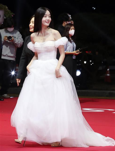 배우 한선화가 5일 오후 부산광역시 우동 영화의 전당에서 열린 ‘제27회 부산국제영화제(BIFF)’ 개막식 레드카펫 행사에 참석하고 있다.  코로나19 등의 영향으로 3년 만에 정상 개최되는 부산국제영화제는 이달 14일까지 센텀시티를 비롯한 16개 구·군에서 열리며 공식 초청작 71개국 242편, 커뮤니티비프 111편, 동네방네비프 20여 편이 상영된다. 초청·상영 규모가 펜데믹 이전 수준으로 회복됐고 영화 지원 프로그램·오픈 토크 등 부대행사도 전면 재개된다. 2022.10.5 뉴스1