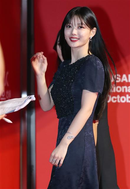 배우 김유정이 5일 오후 부산광역시 우동 영화의 전당에서 열린 ‘제27회 부산국제영화제(BIFF)’ 개막식 레드카펫 행사에 참석하고 있다. 코로나19 등의 영향으로 3년 만에 정상 개최되는 부산국제영화제는 이달 14일까지 센텀시티를 비롯한 16개 구·군에서 열리며 공식 초청작 71개국 242편, 커뮤니티비프 111편, 동네방네비프 20여 편이 상영된다. 초청·상영 규모가 펜데믹 이전 수준으로 회복됐고 영화 지원 프로그램·오픈 토크 등 부대행사도 전면 재개된다. 2022.10.5 뉴스1