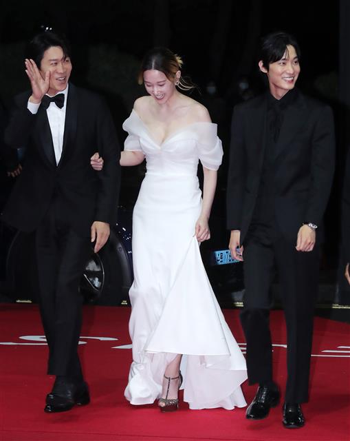 배우 진선규(왼쪽부터), 전종서, 장률이 5일 오후 부산광역시 우동 영화의 전당에서 열린 ‘제27회 부산국제영화제(BIFF)’ 개막식 레드카펫 행사에 참석하고 있다.  코로나19 등의 영향으로 3년 만에 정상 개최되는 부산국제영화제는 이달 14일까지 센텀시티를 비롯한 16개 구·군에서 열리며 공식 초청작 71개국 242편, 커뮤니티비프 111편, 동네방네비프 20여 편이 상영된다. 초청·상영 규모가 펜데믹 이전 수준으로 회복됐고 영화 지원 프로그램·오픈 토크 등 부대행사도 전면 재개된다. 2022.10.5 뉴스1