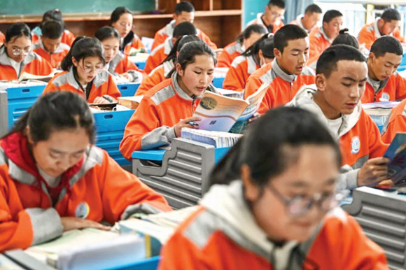 중국 시짱자치구(티베트)의 구도(區都) 라싸에 있는 한 고등학교에서 학생들이 수업을 듣고 있다. 서울신문 DB