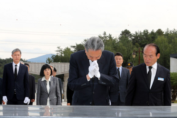 5.18민주묘지서 참배하는 하토야마 전 총리
