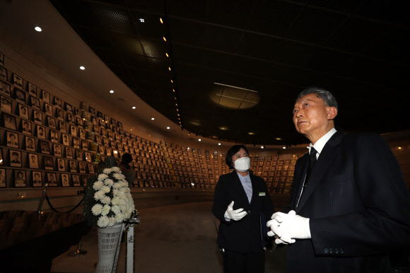 5.18민주화운동 열사들 사진 바라보는 하토야마 전 총리