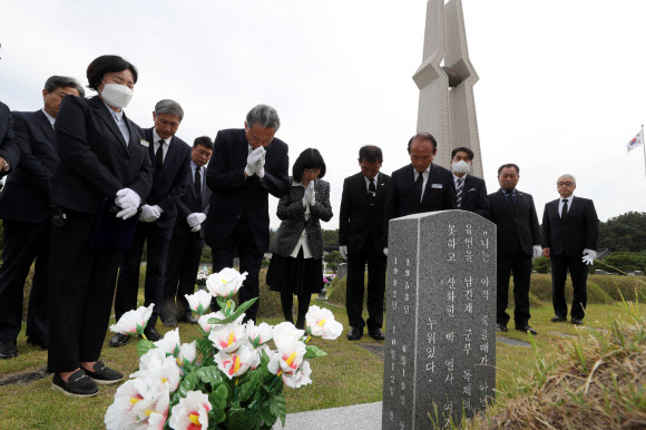 5.18민주묘지에서 참배하는 하토야마 전 총리
