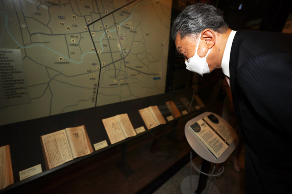 나주학생독립운동관 관람하는 하토야마 전 총리