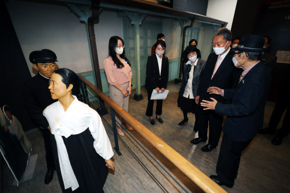 나주학생독립운동에 대해 듣는 하토야마 전 총리