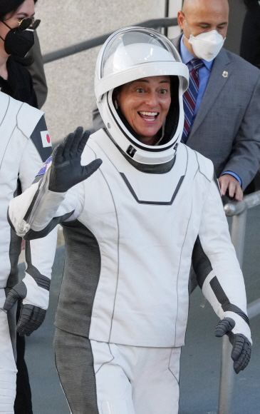 스페이스X의  우주선 사령관인 니콜 아우나프 맨(45)이 2022년 10월 5일 수요일 플로리다 케네디 우주센터의 닐 암스트롱 O&C 빌딩에서 나온 후 가족과 언론에 손을 흔들고 있다. Pat Benic/UPI