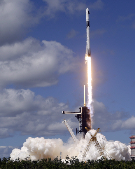 크루 드래곤 캡슐을 실은 스페이스X 팰컨 9 로켓이 국제우주정거장으로의 임무를 위해 2022년 10월 5일 수요일 플로리다 케이프커내버럴에 있는 케네디 우주센터의 39A호에서 이륙하고 있다. (AP Photo/Terry Renna)
