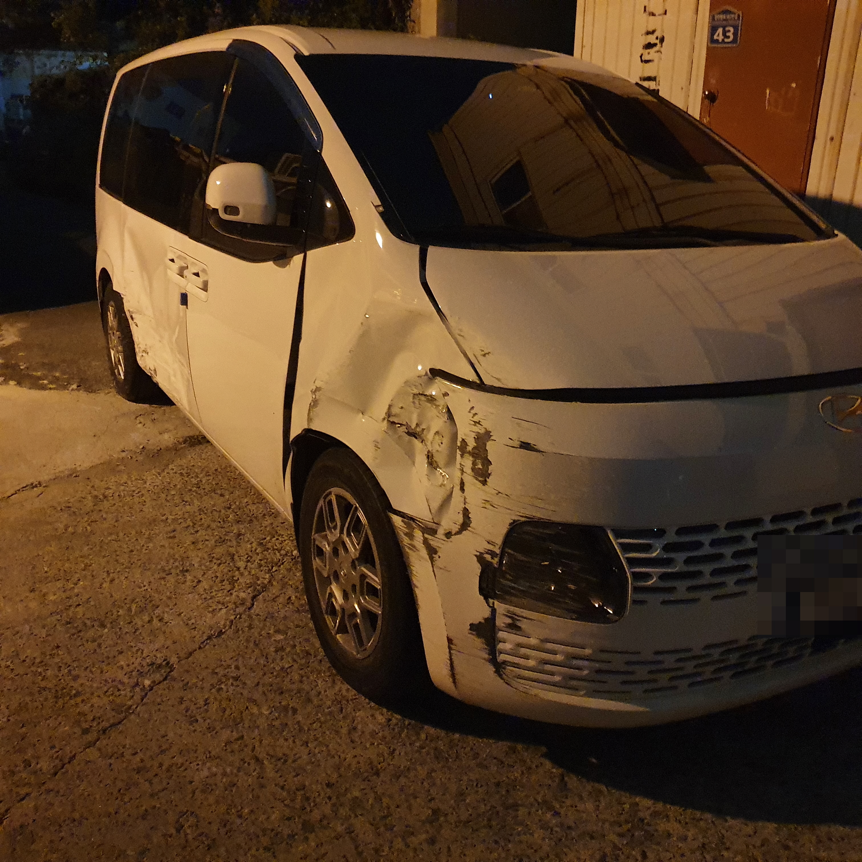 음주단속을 피해 달아나면서 경찰 순찰차를 들이받아 파손된 차량. 부산경찰청 제공