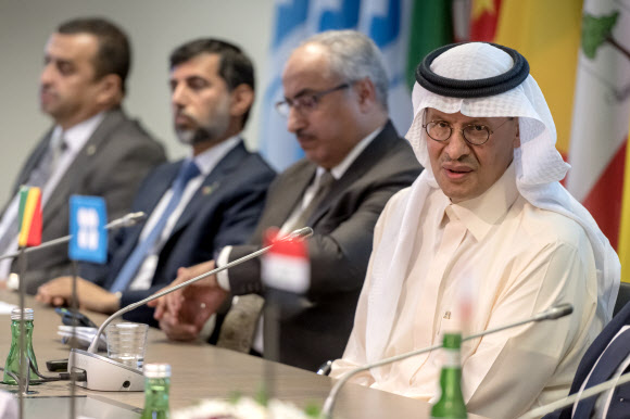 5일(현지시간) 오스트리아 비엔나 석유수출국기구(OPEC)본부에서 열린 OPEC+ 월례회의. EPA 연합뉴스