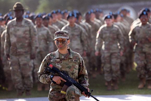 미 육군 병사들이 2022년 9월 28일 사우스캐롤라이나주 컬럼비아에서 포트 잭슨에서 기본 훈련을 받는 동안 패밀리 데이 행사에 참가하고 있다. 게티/AFP 연합뉴스