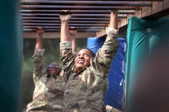 미 육군 훈련생들은 지난달 29일(현지시간) 사우스캐롤라이나주 컬럼비아에서 포트 잭슨에서 기본 훈련 중 장애물 코스에서 경쟁하고 있다. 게티/AFP 연합뉴스