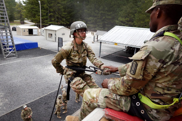 COLUMBIA, SOUTH CAROLINA - SEPTEMBER 29: U.S. Army trainees learn rappelling during basic training at Fort Jackson on September 29, 2022 in Columbia, South Carolina. Fort Jackson, the largest of the Army‘s four basic training facilities, trains 60 percent of the Army’s new recruits. This past year, the Army has struggled to meet its recruiting goals, falling short by about 15,000 recruits or about 25 percent of its goal as it closed the fiscal year.   Scott Olson/Getty Images/AFP/2022-10-06 06:00:43/ <연합뉴스