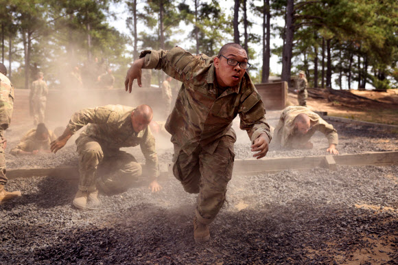 미 육군 훈련생들은 지난달 29일(현지시간) 사우스캐롤라이나주 컬럼비아에서 포트 잭슨에서 기본 훈련 중 장애물 코스에서 경쟁하고 있다. 게티/AFP 연합뉴스