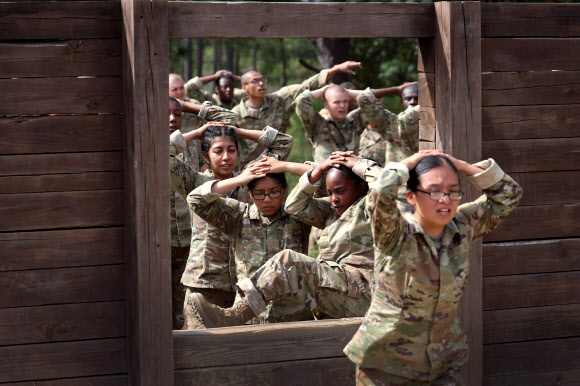 미 육군 훈련생들은 지난달 29일(현지시간) 사우스캐롤라이나주 컬럼비아에서 포트 잭슨에서 기본 훈련 중 장애물 코스에서 경쟁하고 있다. 게티/AFP 연합뉴스