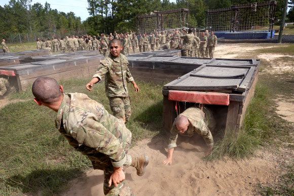 미 육군 훈련생들은 지난달 29일(현지시간) 사우스캐롤라이나주 컬럼비아에서 포트 잭슨에서 기본 훈련 중 장애물 코스에서 경쟁하고 있다. 게티/AFP 연합뉴스