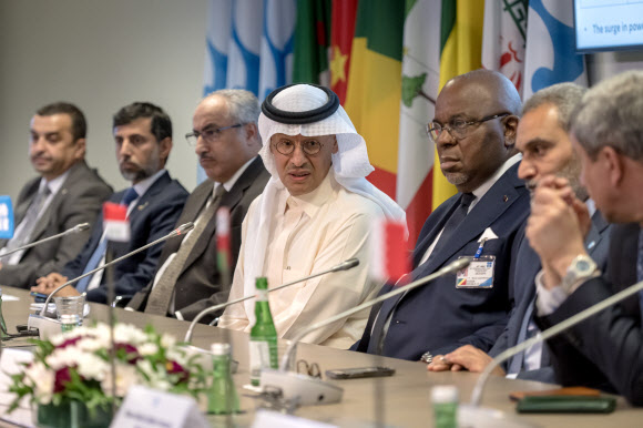 압둘 아지즈 빈 살만(가운데) 사우디아라비아 에너지 장관이 지난 5일(현지시간) 오스트리아 빈 석유수출국기구(OPEC) 본부에서 열린 기자회견에 참석하고 있다. 빈 EPA 연합뉴스
