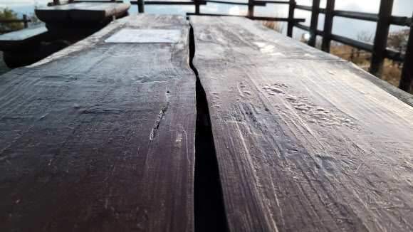 설악산에서 올가을 첫얼음이 관측된 8일 새벽 중청대피소 주변 탁자에 얼음이 얼어 있다. 2022.10.8 설악산사무소 제공