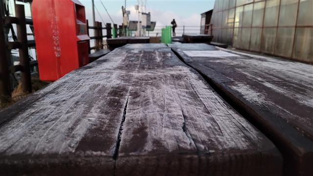 8일 오전 설악산 중청대피소에서 올해 첫 얼음이 관측됐다.2022.10.8 설악산국립공원사무소 제공