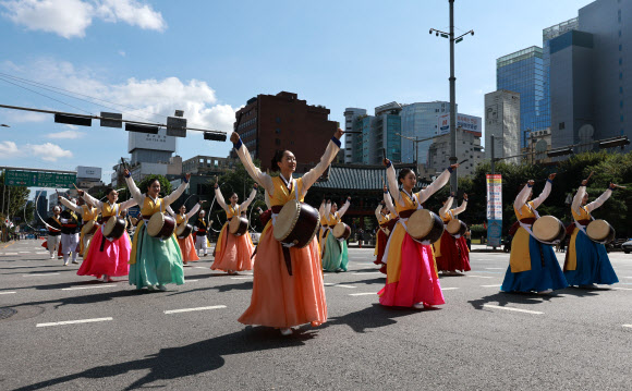 8일 오전 서울 종각역 인근에서 ‘더케이 퍼레이드’가 펼쳐지고 있다. ‘2022 한국문화축제’의 일환인 이 행사에는 일반 시민 및 지역 예술단체 2천여명이 참여했다. 2022.10.8  연합뉴스