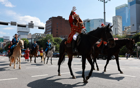 8일 오전 서울 종각역 인근에서 ‘더케이 퍼레이드’가 펼쳐지고 있다. ‘2022 한국문화축제’의 일환인 이 행사에는 일반 시민 및 지역 예술단체 2천여명이 참여했다. 2022.10.8  연합뉴스