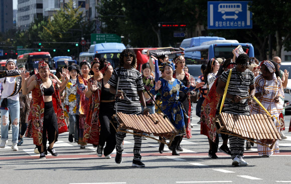 8일 오전 서울 종각역 인근에서 ‘더케이 퍼레이드’가 펼쳐지고 있다. ‘2022 한국문화축제’의 일환인 이 행사에는 일반 시민 및 지역 예술단체 2천여명이 참여했다. 2022.10.8  연합뉴스