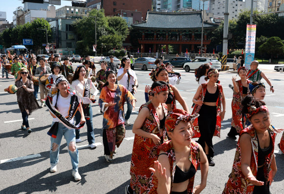 8일 오전 서울 종각역 인근에서 ‘더케이 퍼레이드’가 펼쳐지고 있다. ‘2022 한국문화축제’의 일환인 이 행사에는 일반 시민 및 지역 예술단체 2천여명이 참여했다. 2022.10.8  연합뉴스