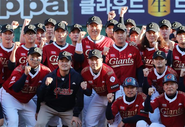 롯데 자이언츠 이대호가 8일 부산 동래구 사직야구장에서 열린 프로야구 ‘2022 신한은행 SOL KBO리그’ LG 트윈스와의 경기에 앞서 선수단과 기념 촬영을 하고 있다. 2022.10.8 뉴스1