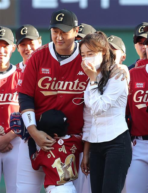 롯데 자이언츠 이대호가 8일 부산 동래구 사직야구장에서 열린 프로야구 ‘2022 신한은행 SOL KBO리그’ LG 트윈스와의 경기에 앞서 그라운드에 나온 아내 신혜정 씨를 다독이고 있다. 2022.10.8 뉴스1