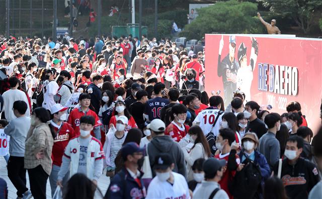 8일 오후 부산 동래구 사직야구장에서 열리는 프로야구 ‘2022 신한은행 SOL KBO리그’ LG 트윈스와 롯데 자이언츠의 경기를 앞두고, 이대호 선수의 은퇴식을 보러온 팬들로 북적이고 있다 . 2022.10.8 뉴스1