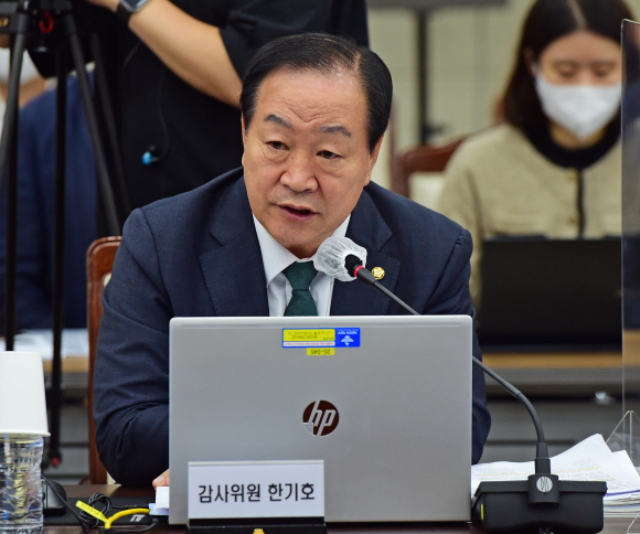 한기호 국민의힘 의원이 6일 서울 용산구 청사에서 열린 국회 국방위원회의 합동참모본부에 대한 국정감사에서 질의를 하고 있다. 2022.10.06 오장환 기자