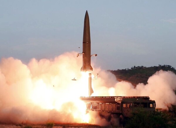 조선중앙TV가 보도한 북한의 신형전술유도무기(단거리 탄도미사일) 발사 모습. 연합뉴스 자료사진