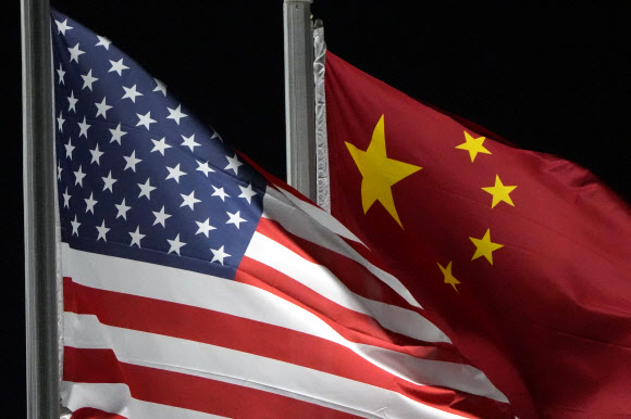 미국 국기와 중국 국기. AP