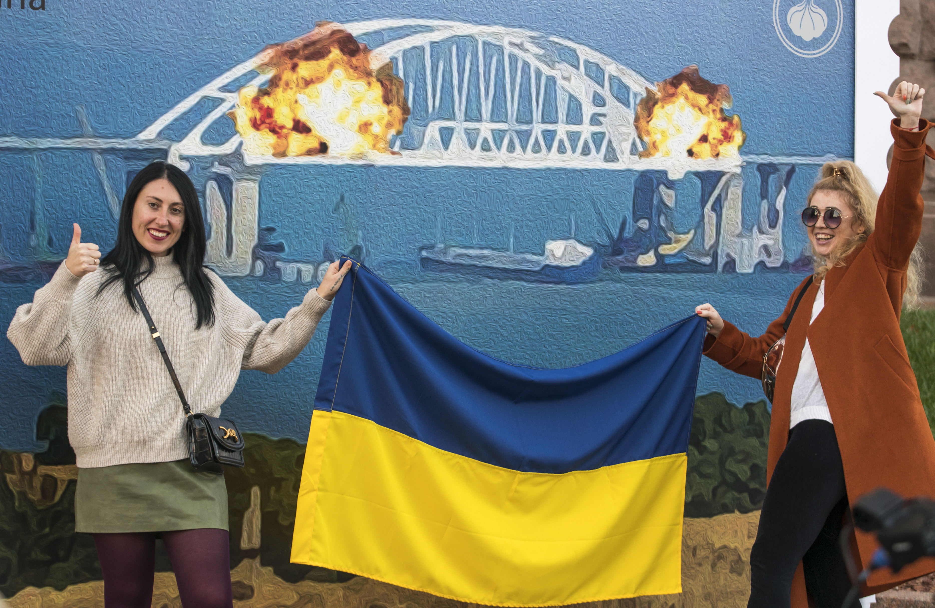 크림대교 폭파를 그린 우표앞에서 기념촬영을 하는 우크라인.EPA 연합뉴스