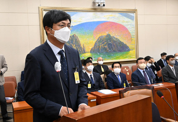 지난 7일 국회에서 열린 정무위원회 국정감사에 일반 증인으로 출석한  함윤식 우아한형제 부사장이 답변하고 있다. 그는 배달비 문제와 관련해 “(배달비 인하에 대해) 다각도로 검토하겠다”고 답했다. 함 부사장은 소병철 더불어민주당 의원이 이날 국회 정무위원회 공정거래위원회 국정감사에서 배민의 단건 배달 서비스 배민1이 경쟁사인 쿠팡이츠에 비해 비싼 배달비를 지적하자 이같이 밝혔다.   출처 : 데일리한국(https://daily.hankooki.com)