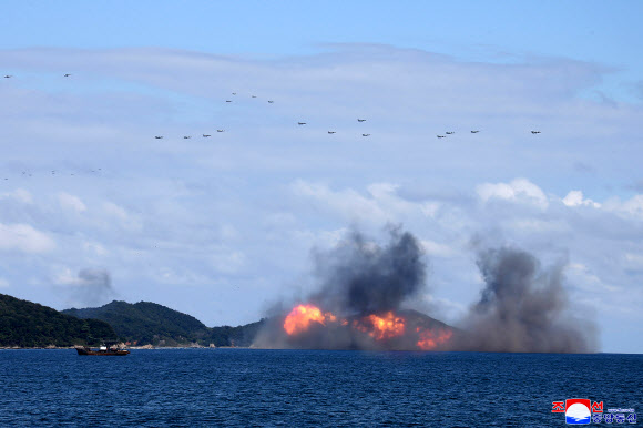 김정은 북한 국무위원장은 북한군 전술핵운용부대 등의 군사훈련을 지도하며 “적들과 대화할 내용도 없고 또 그럴 필요성도 느끼지 않는다”고 밝혔다. 김 위원장은 지난달 25일부터 지난 9일까지 인민군 전술핵운용부대ㆍ장거리포병부대ㆍ공군비행대의 훈련에 참석한 자리에서 이같이 말했다고 조선중앙통신이 10일 밝혔다. 2022.10.10  평양 조선중앙통신·연합뉴스