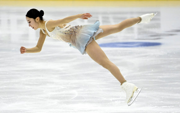 피겨스케이팅 김예림이 9일(현지시간) 핀란드 에스포에서 열린 2022 국제빙상경기연맹(ISU) 챌린저 시리즈 핀란디아 트로피 여자 싱글 프리스케이팅에서 멋진 연기를 펼치고 있다. AP 연합뉴스