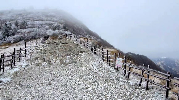 기온이 급강하하면서 설악산에 올가을 첫눈이 내린 10일 대청봉과 중청대피소 일대에 상고대가 만발해 있다. 2022.10.10  설악산사무소 제공