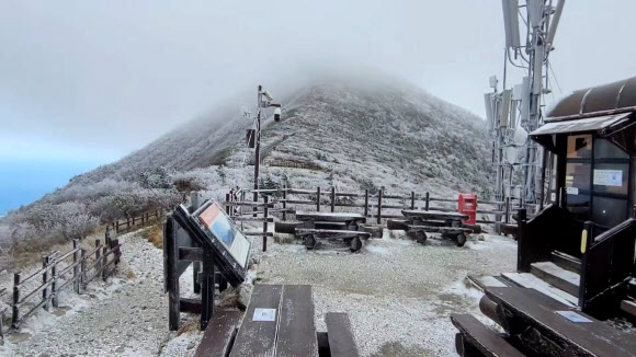 기온이 급강하하면서 설악산에 올가을 첫눈이 내린 10일 대청봉과 중청대피소 일대에 상고대가 만발해 있다. 2022.10.10  설악산사무소 제공