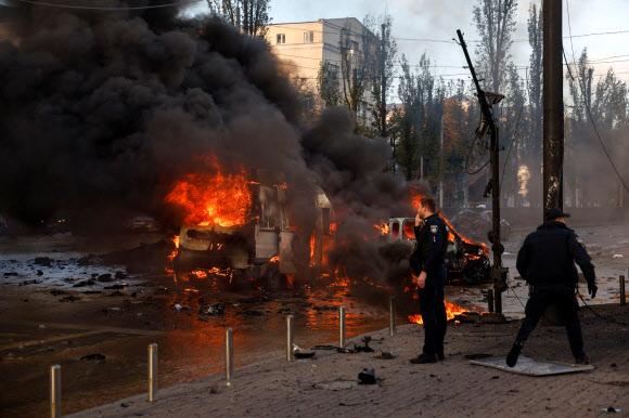 우크라이나 수도 키이우가 러시아의 미사일 공습을 받은 현장에 차량이 불타고 있다. 2022.10.10 로이터 연합뉴스