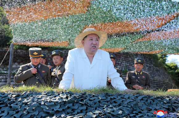 김정은 북한 국무위원장은 북한군 전술핵운용부대 등의 군사훈련을 지도하며 “적들과 대화할 내용도 없고 또 그럴 필요성도 느끼지 않는다”고 밝혔다.-연합뉴스