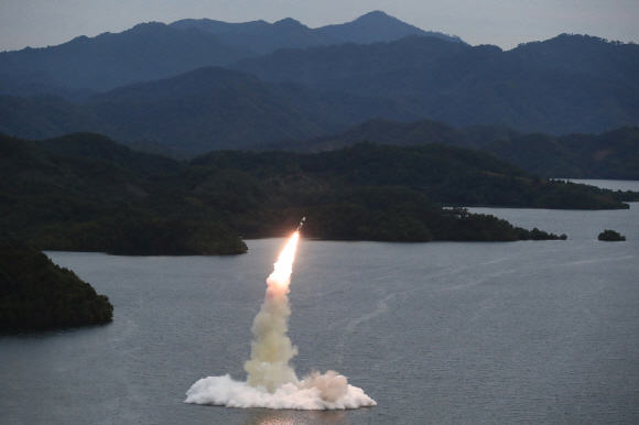 북한 노동신문은 10일 김정은 국무위원장이 9월25일부터 10월9일까지 실시된 전술핵부대 훈련을 직접 지휘했다고 보도했다. 사진은 훈련기간 중 진행된 북한의 미사일 시험발사 모습. 뉴스1