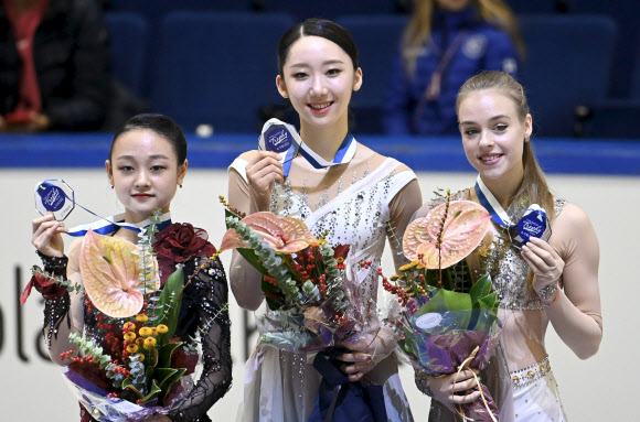 김예림(가운데)이 10일(한국시간) 핀란드 에스포에서 막을 내린 국제빙상경기연맹(ISU) 피겨스케이팅 챌린저 시리즈 핀란디아 트로피 대회의 여자 싱글 금메달을 들어 보이며 환하게 웃고 있다. 왼쪽은 은메달을 딴 김채연. 에스포 AP 뉴시스