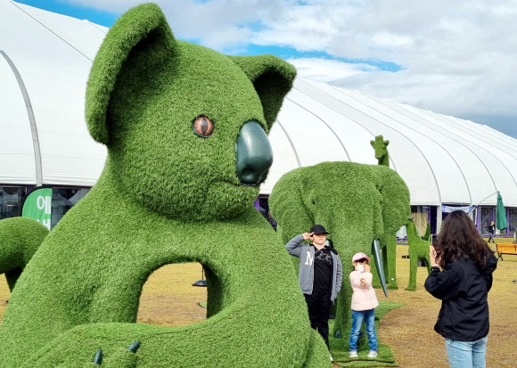 ‘정원산업박람회’ 귀여운 동물 공예품  ‘2022 대한민국 정원산업박람회’ 개막 나흘째인 10일 주 행사장인 세종중앙공원을 찾은 관람객들이 토피어리(꽃·식물 등으로 모양을 만든 공예품)를 배경으로 사진을 찍고 있다. 박람회는 오는 16일까지 이어진다.<br>세종 연합뉴스