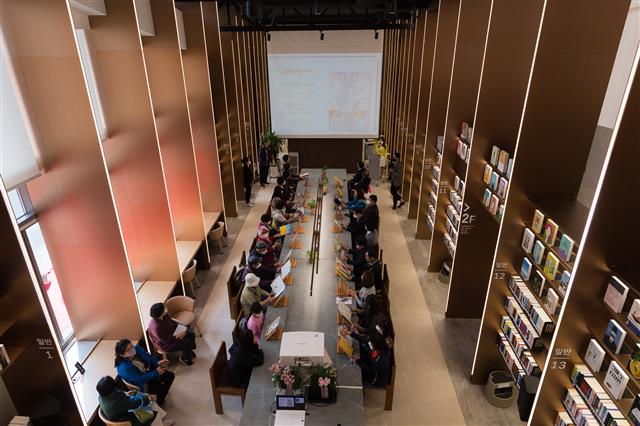 지난 7일 문을 연 서울 광진구 아차산숲속도서관 열람실의 모습.<br>광진구 제공