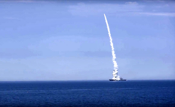 러시아 국방부가 10일(현지시간) 공개한 우크라이나로 향하는 미사일 발사 장면. AP