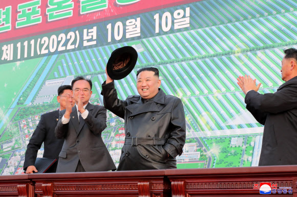 김정은 북한 국무위원장이 노동당 창건일인 10일 함경남도 함주군 연포지구의 대규모 남새(채소)생산기지인 연포온실농장 준공식에 참석해 몸소 준공 테이프를 끊었다고 조선중앙통신이 11일 보도했다. 2022.10.11  평양 조선중앙통신·연합뉴스