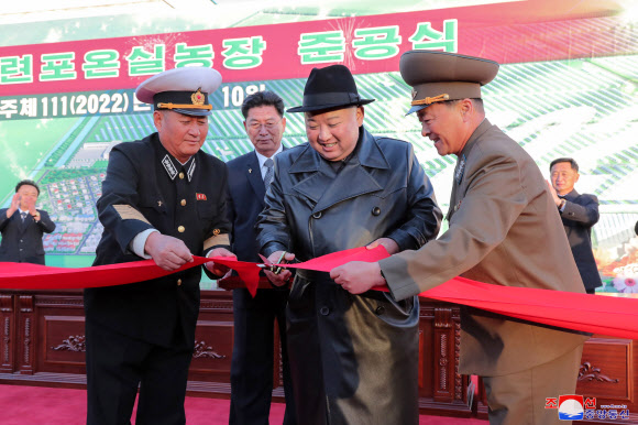 김정은 북한 국무위원장이 노동당 창건일인 10일 함경남도 함주군 연포지구의 대규모 남새(채소)생산기지인 연포온실농장 준공식에 참석해 몸소 준공 테이프를 끊었다고 조선중앙통신이 11일 보도했다. 2022.10.11  평양 조선중앙통신·연합뉴스