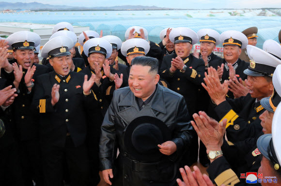 김정은 북한 국무위원장이 노동당 창건일인 10일 함경남도 함주군 연포지구의 대규모 남새(채소)생산기지인 연포온실농장 준공식에 참석해 몸소 준공 테이프를 끊었다고 조선중앙통신이 11일 보도했다. 2022.10.11  평양 조선중앙통신·연합뉴스