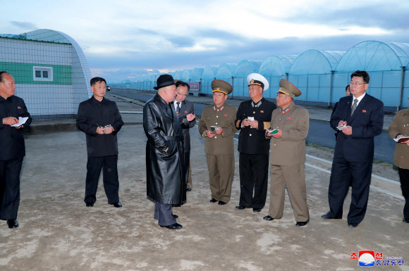 김정은 북한 국무위원장이 노동당 창건일인 10일 함경남도 함주군 연포지구의 대규모 남새(채소)생산기지인 연포온실농장 준공식에 참석해 몸소 준공 테이프를 끊었다고 조선중앙통신이 11일 보도했다. 2022.10.11  평양 조선중앙통신·연합뉴스
